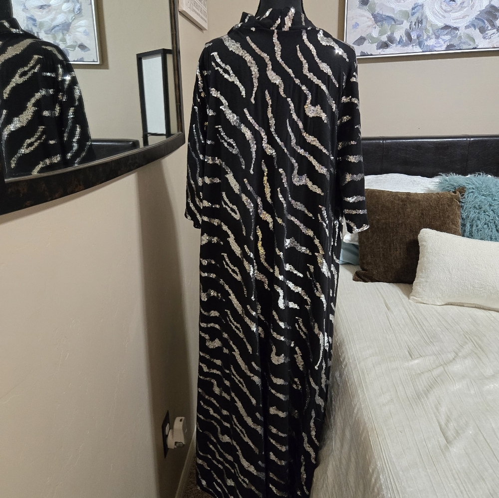 Stylish Black and White Women's Duster With Sequins. NWOT Never Worn! Size L - Picture 3 of 7